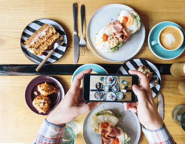 A food influencer is taking pictures from restaurants 