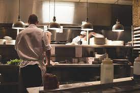 كيف تدير مطعمًا بنجاح: شيف يعمل في مطبخ