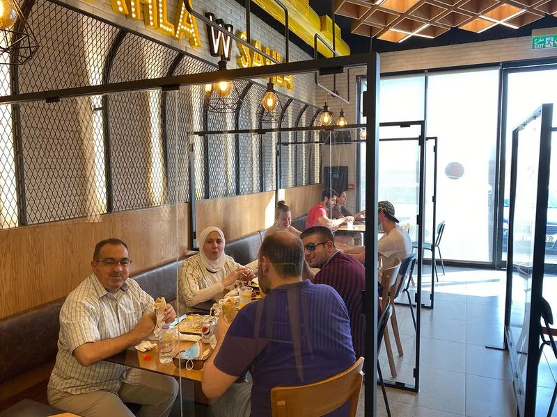 الفواصل البلاستيكية بين الطاولات 