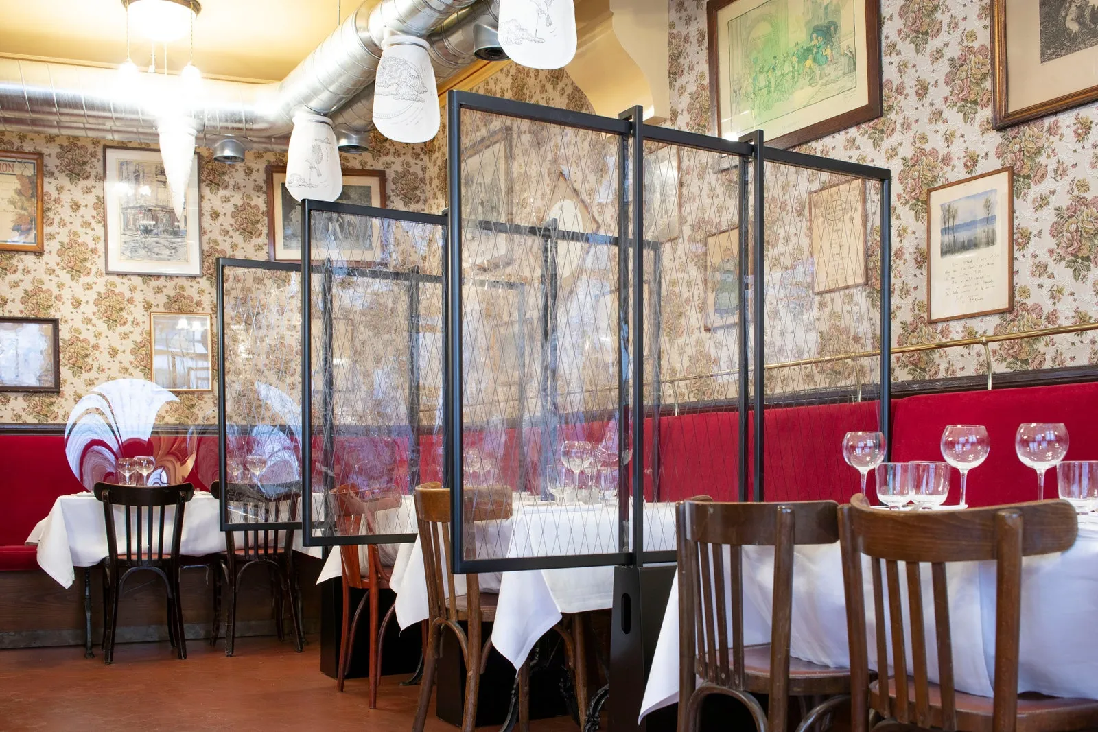 restaurants partitions during covid19 used for social distancing