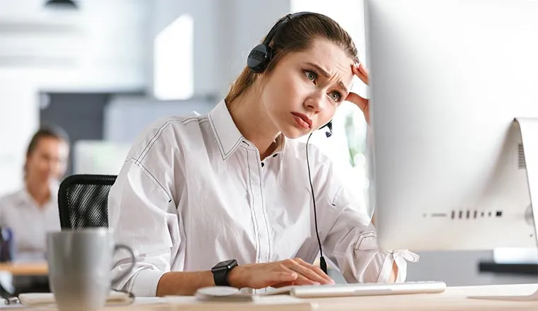 موظف يتعامل مع زبائن متطلبين وغاضبين
