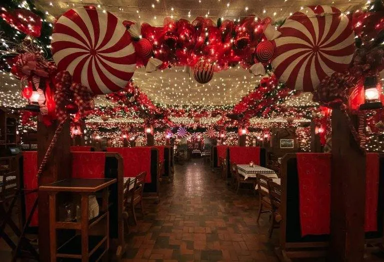 A restaurant decorated with Christmas decorations for the holidays