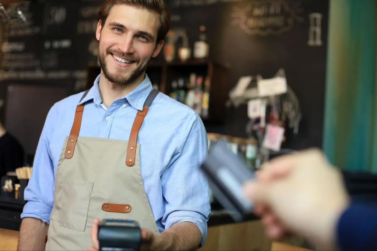 customer holding a credit card to pay