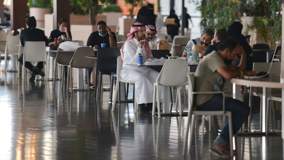 زبائن في المطعم