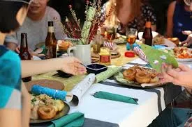 find your restaurant target market: customers are gathering at a restaurant