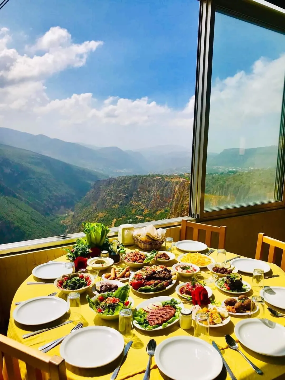 مطعم مع منظر مطل