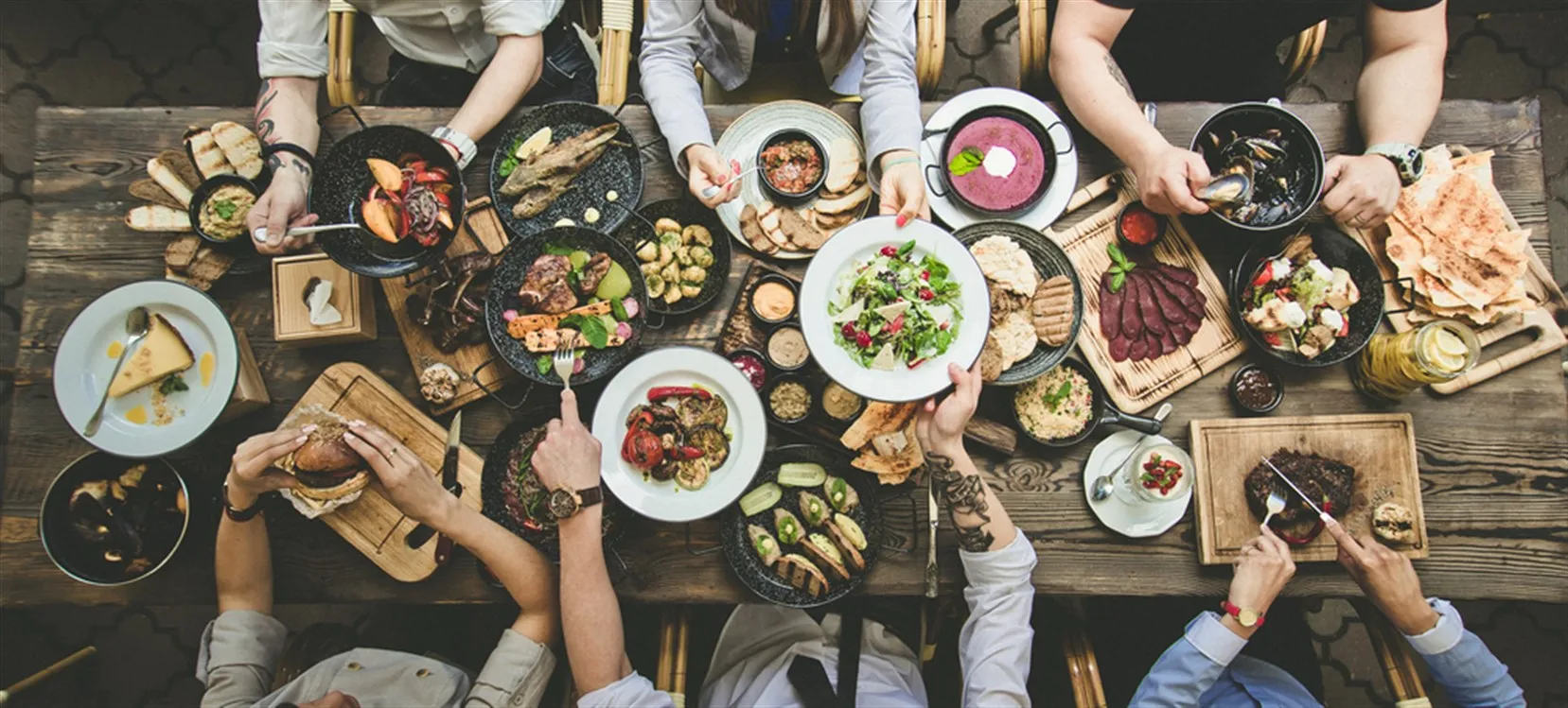 تجمع لأصحاب أو عائلةة على مائدة الطعام