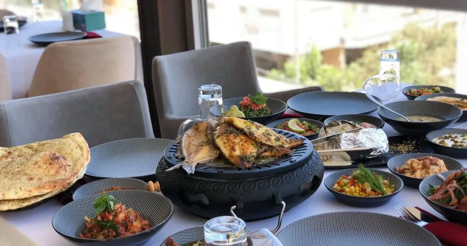 طعام على طاولة مطعم