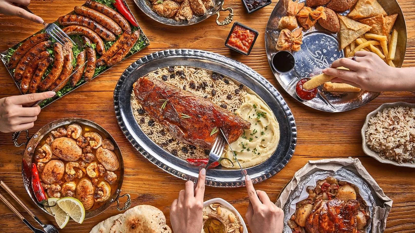 مائدة طعام في مطعم