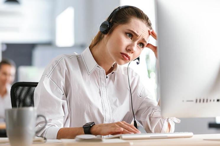 موظف يتعامل مع زبائن متطلبين وغاضبين