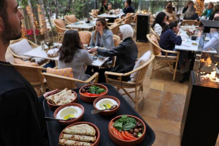 المطاعم ومتاجر البيع بالتجزئة
