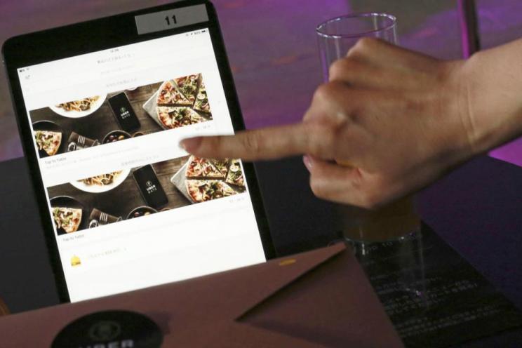زبون يطلب من موقع المطعم الافتراضي عبر الانترنت