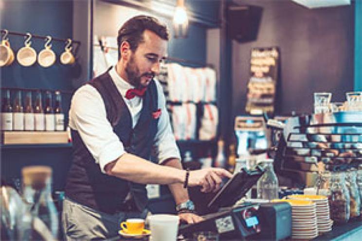 موظف يمرر بطاقة الخصم لمعالجة الدفع