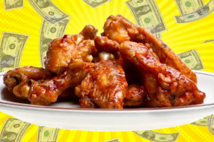 صورة دجاج وحولها أوراق دولارية تشير إلى تضخم أسعار الغذاء