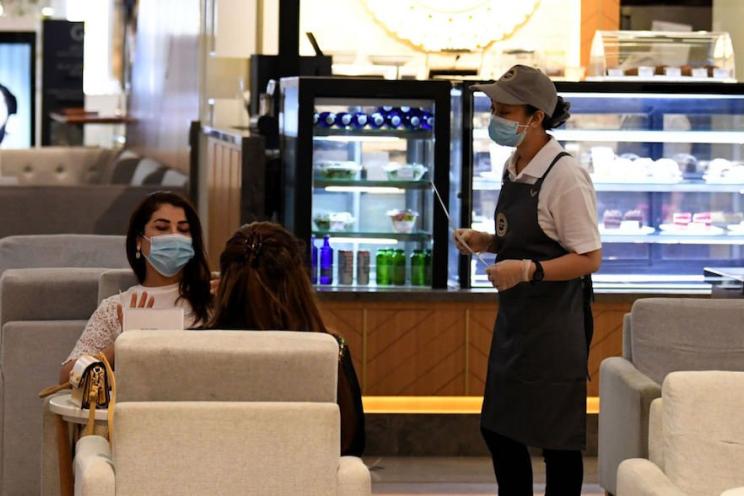 نادل يسأل عن الطلبات مرتديا قناع خلال كورونا