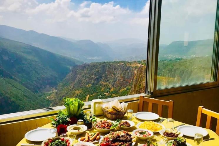 مطعم مع منظر مطل