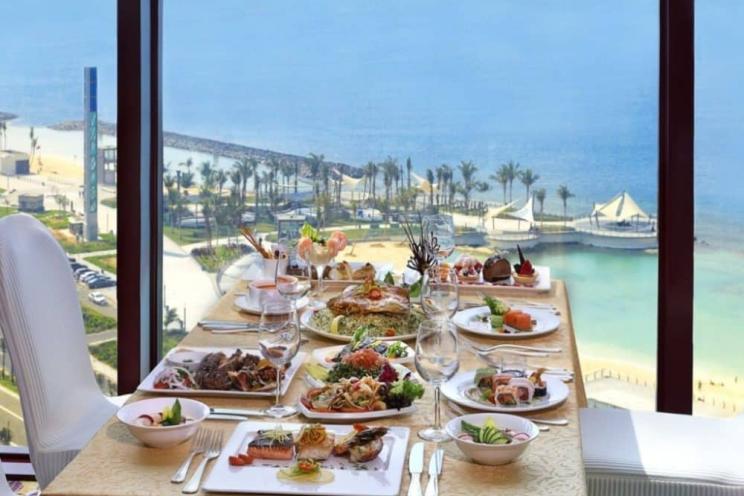 طعام على طاولة في مطعم 