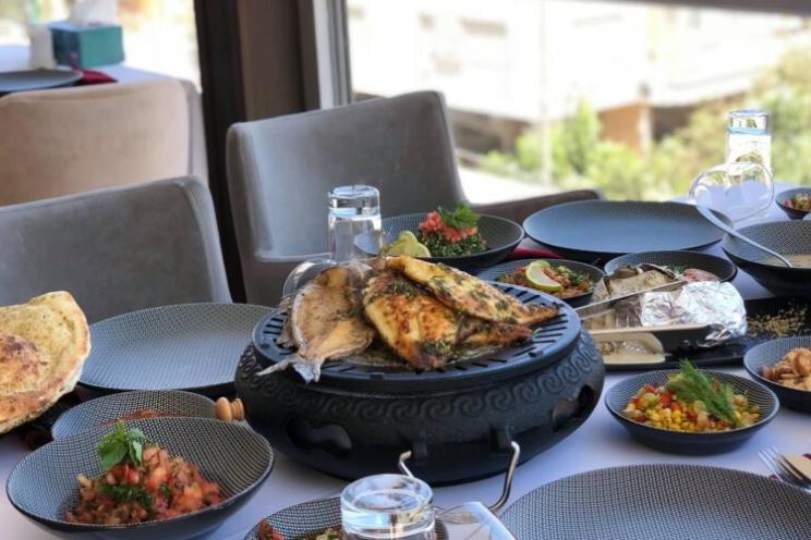 طعام على طاولة مطعم