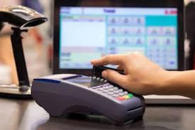 موظف يمرر بطاقة الزبون للدفع
