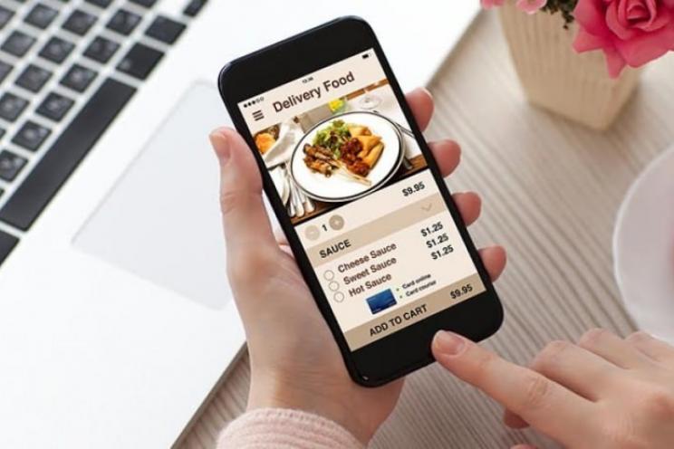 صورة لقائمة طعام رقمية عبر الإنترنت يستخدمها زبون يود طلب الطعام