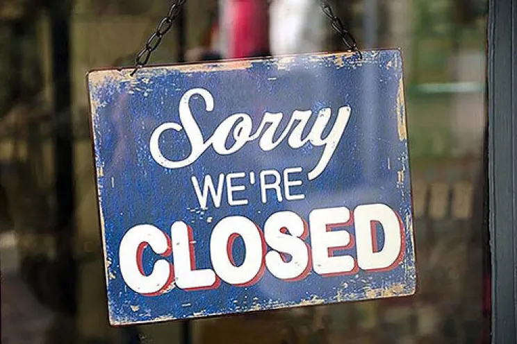 sorry we're closed sign on a restaurant to indicate restaurant failure