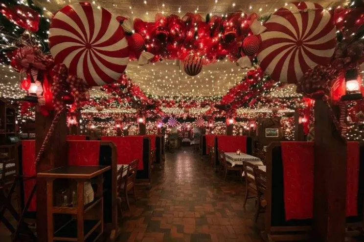 A restaurant decorated with Christmas decorations for the holidays