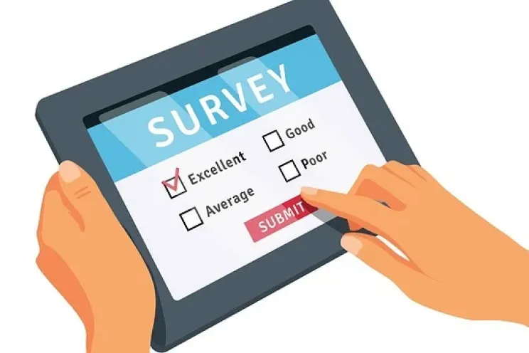 a customer filling an online restaurant comment card
