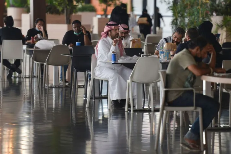 زبائن في المطعم