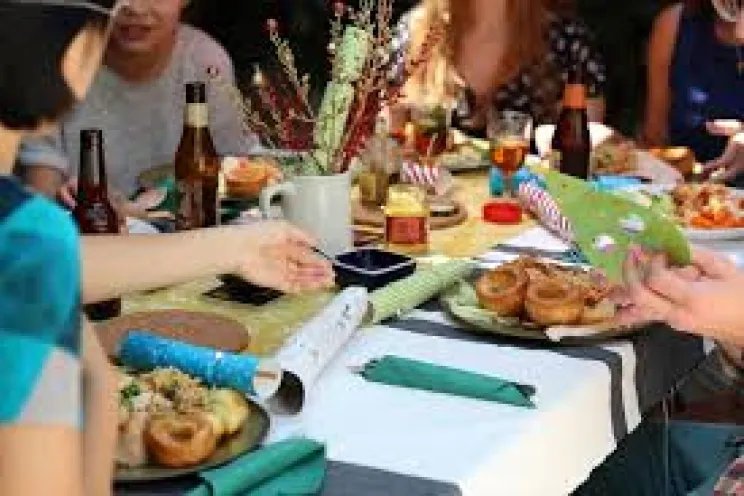 find your restaurant target market: customers are gathering at a restaurant