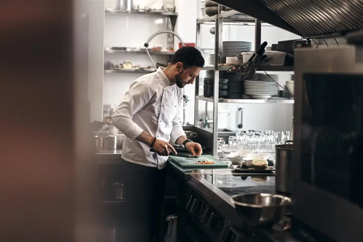 موظف يعمل في مطبخ المطعم