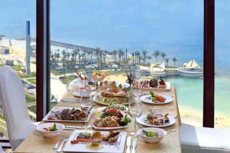 طعام على طاولة في مطعم