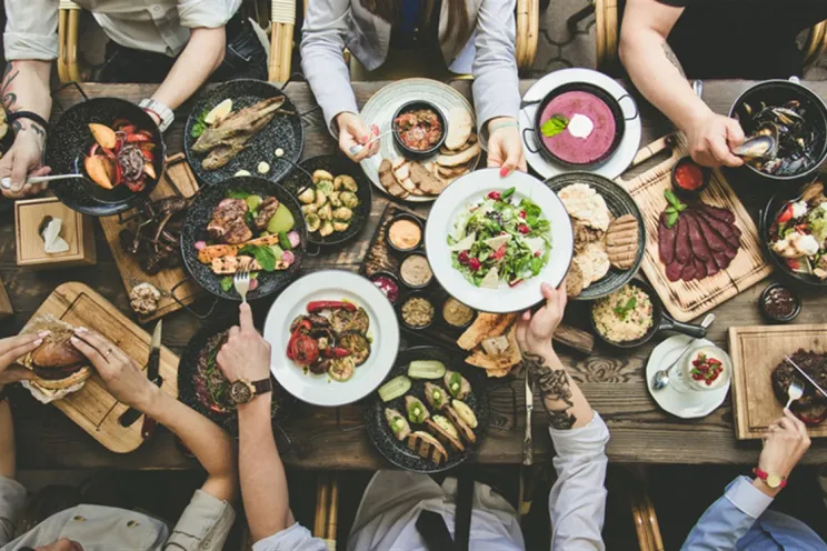 تجمع لأصحاب أو عائلةة على مائدة الطعام