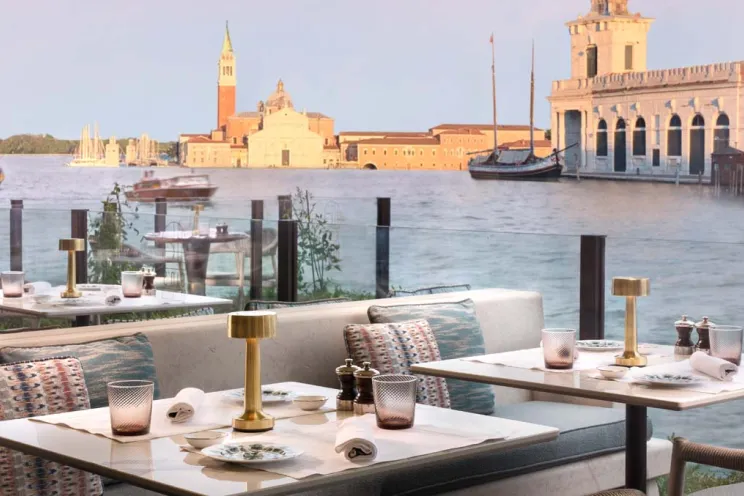 a restaurant beside with a sea view 